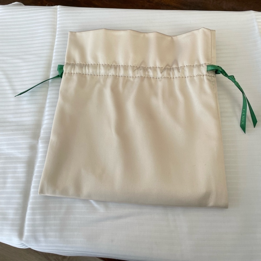 La Mer. Cream Satin Pouch. New, unused.Great for makeup, jewelry, or accessories - Picture 3 of 6
